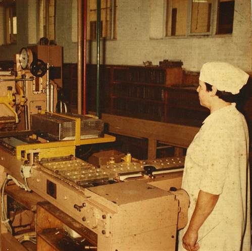 Fotografia: Funcionária a laborar na Fábrica de Chocolates AVianense (1923)